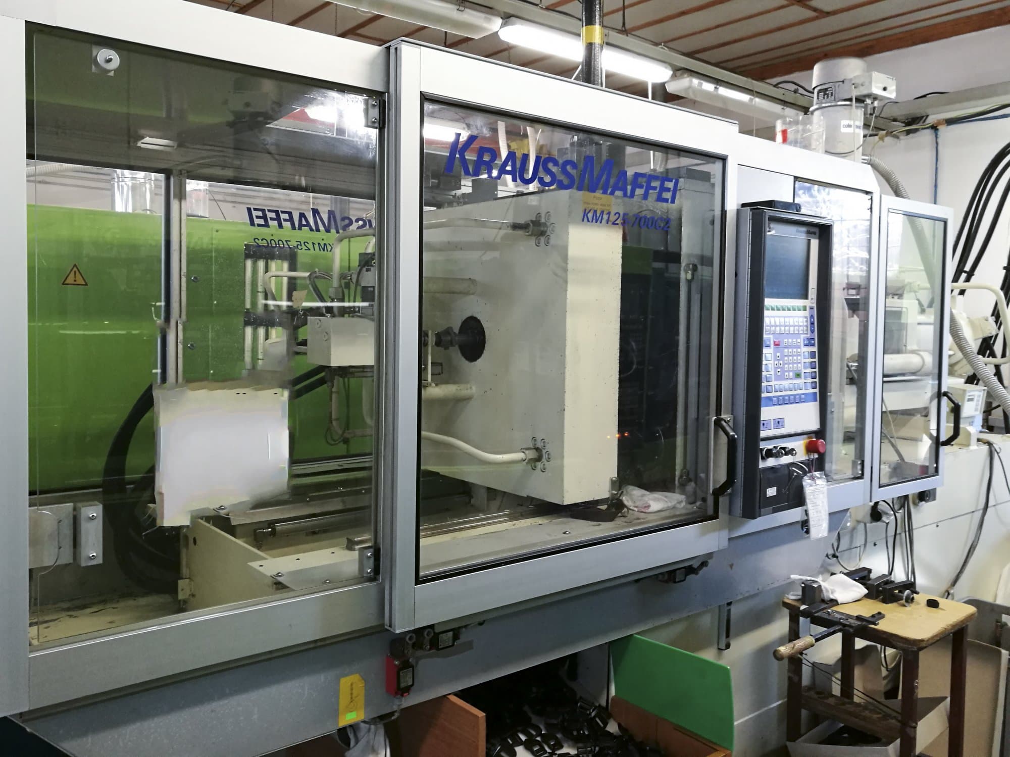 Widok z lewej maszyny Krauss Maffei 125-700 C2