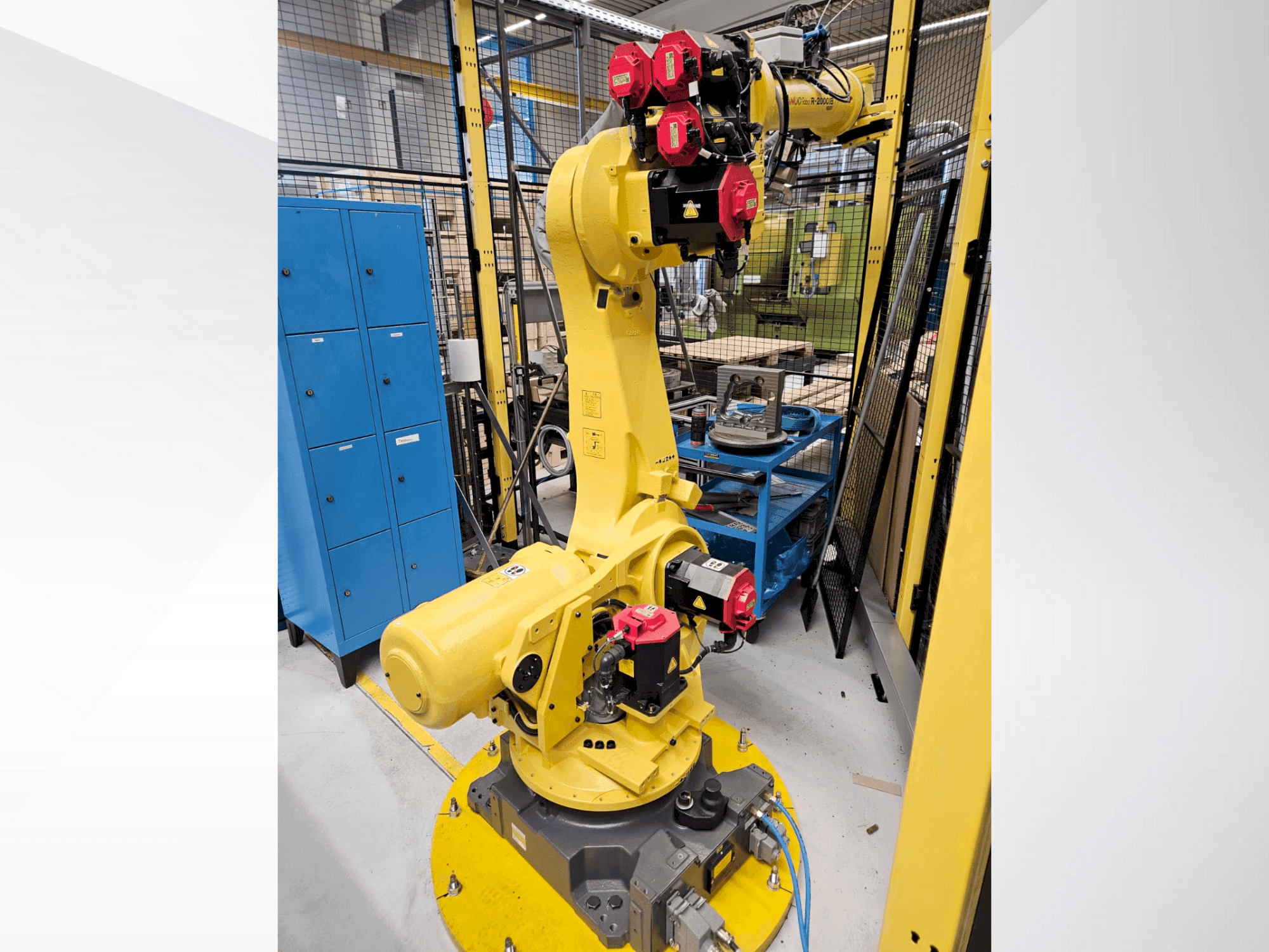 Widok z przodu maszyny FANUC R2000iB/165F