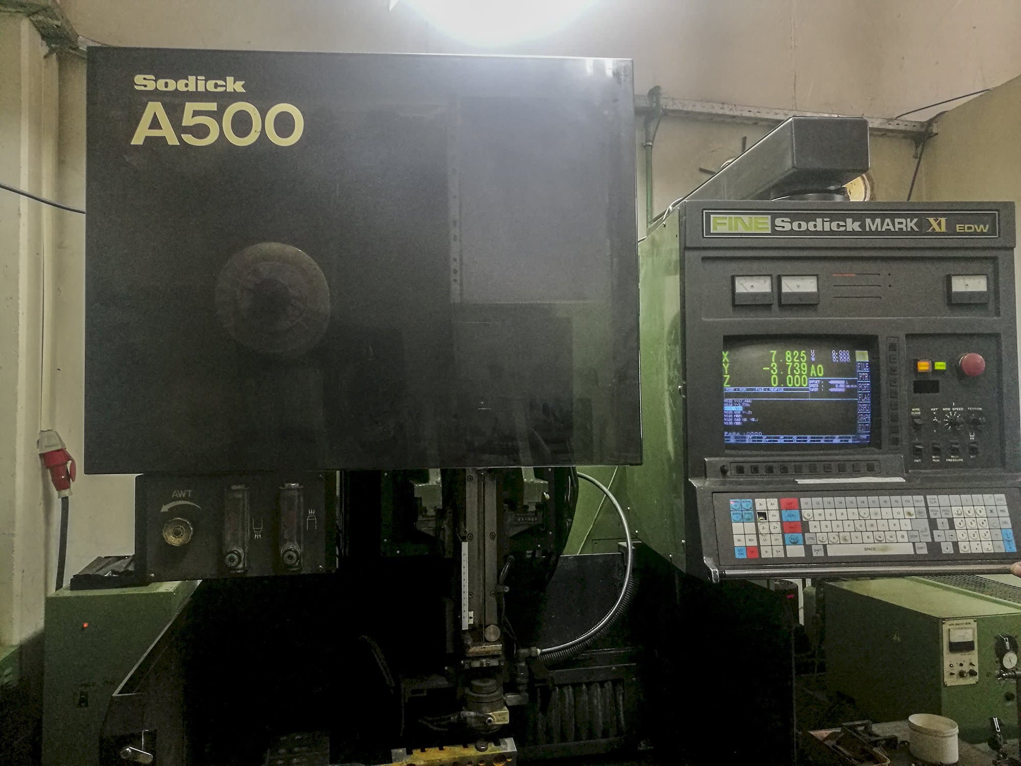 Widok z przodu maszyny Sodick A500