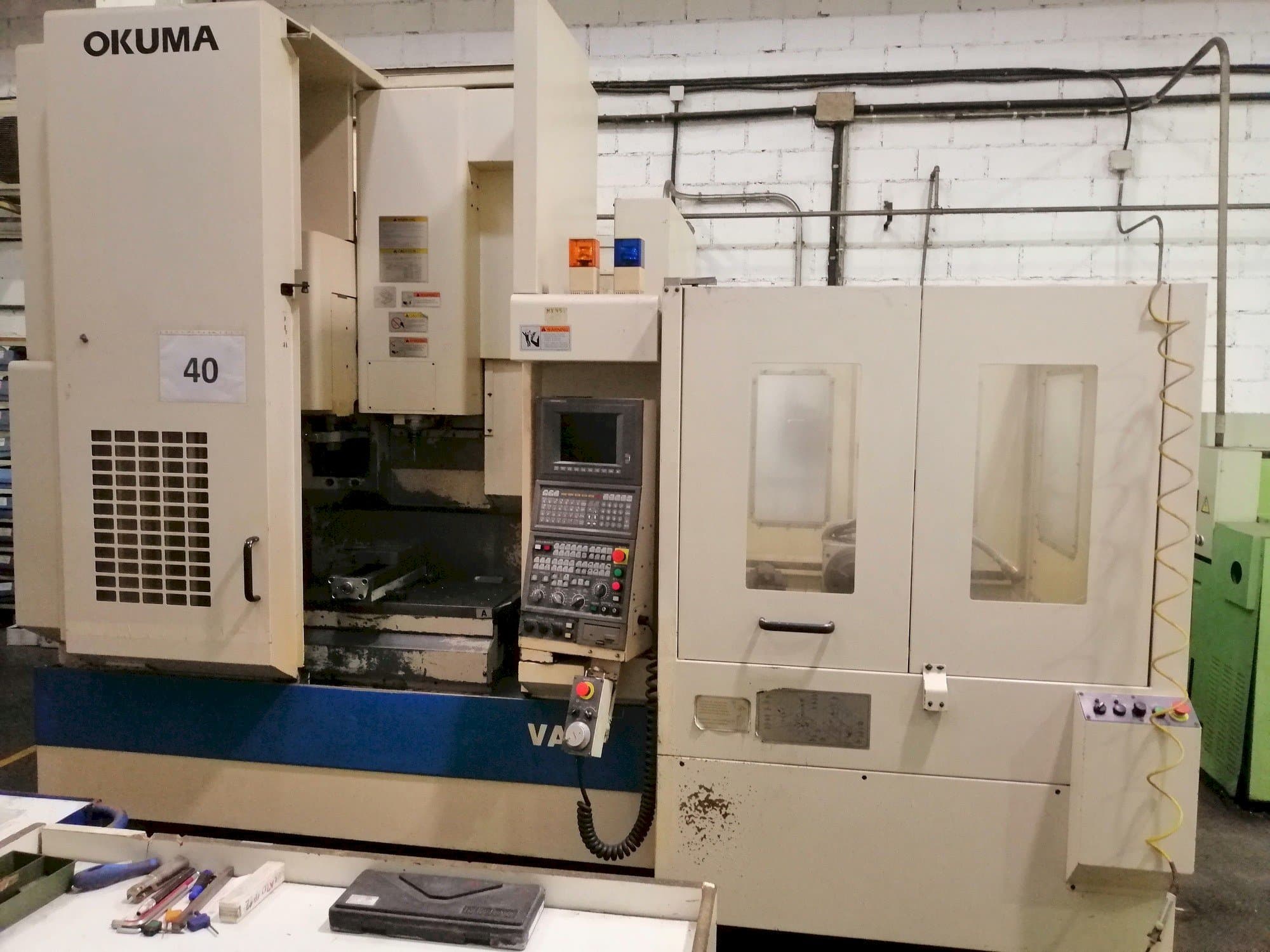 Widok z przodu maszyny Okuma 45VAE