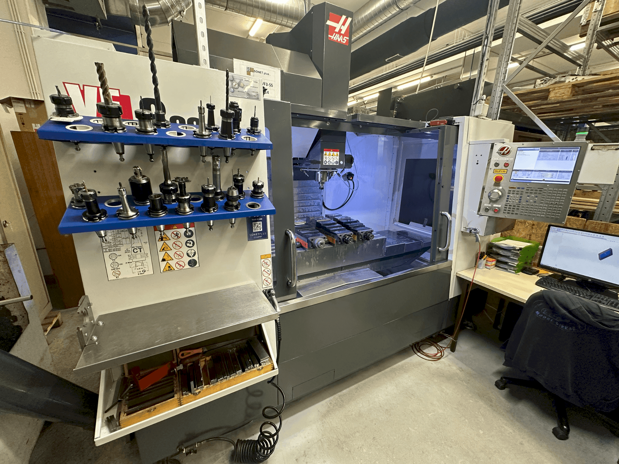 Widok z przodu maszyny HAAS VF-3SS