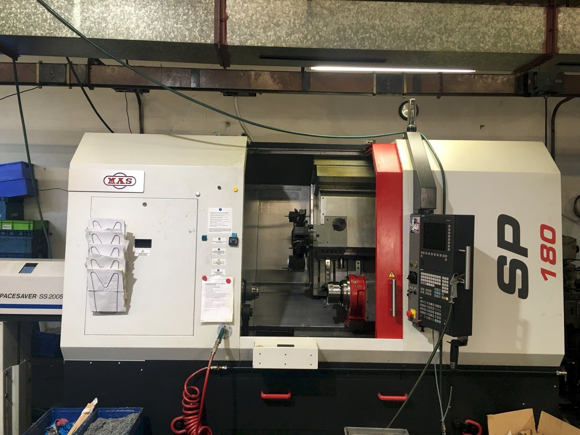 Widok z przodu maszyny KOVOSVIT MAS SP 180 SY