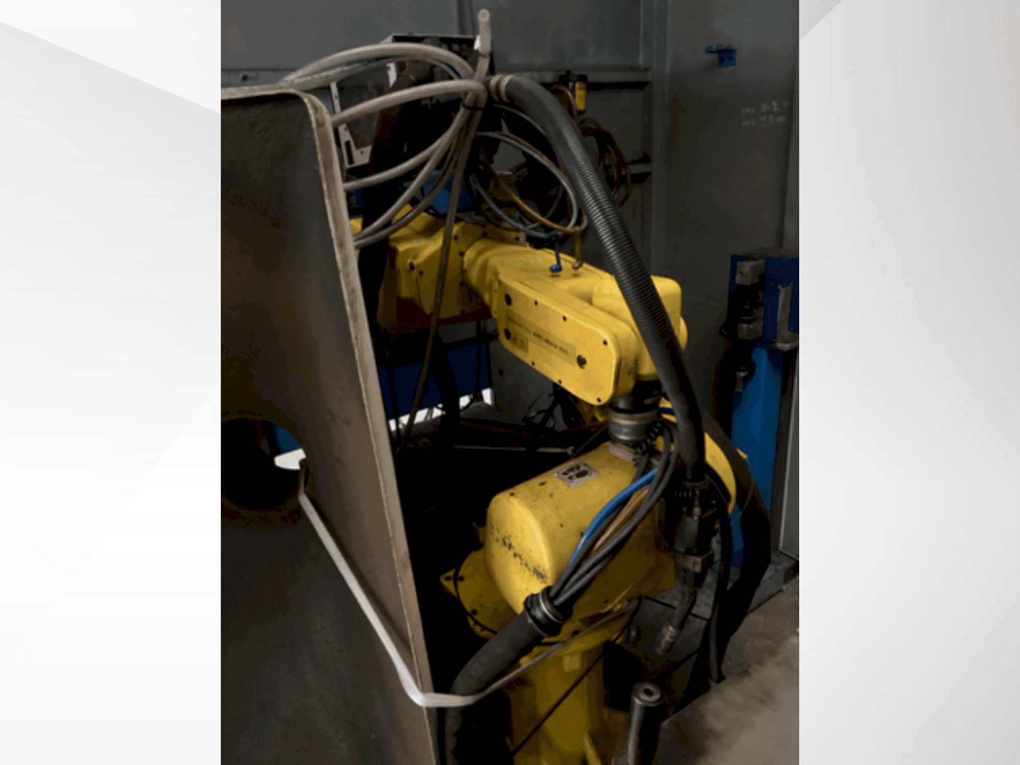 Widok z przodu maszyny FANUC ARC Mate 100i