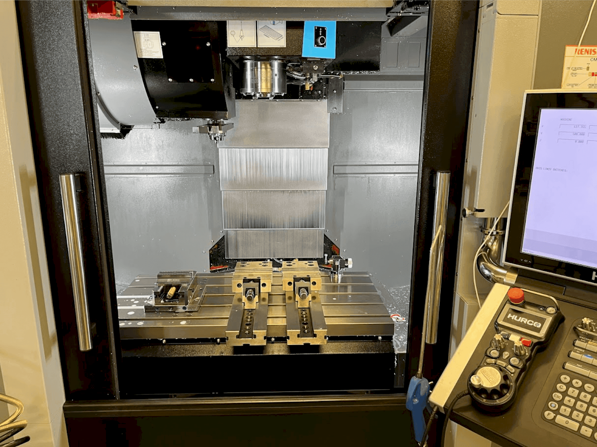 Widok z przodu maszyny Hurco VMX30i