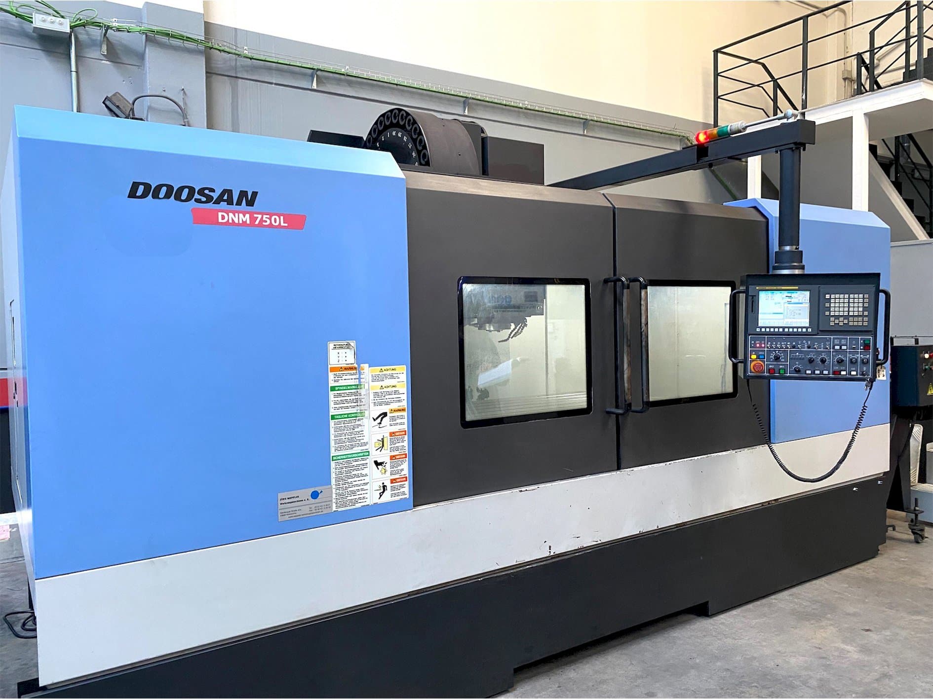 Widok z przodu maszyny Doosan DNM705L