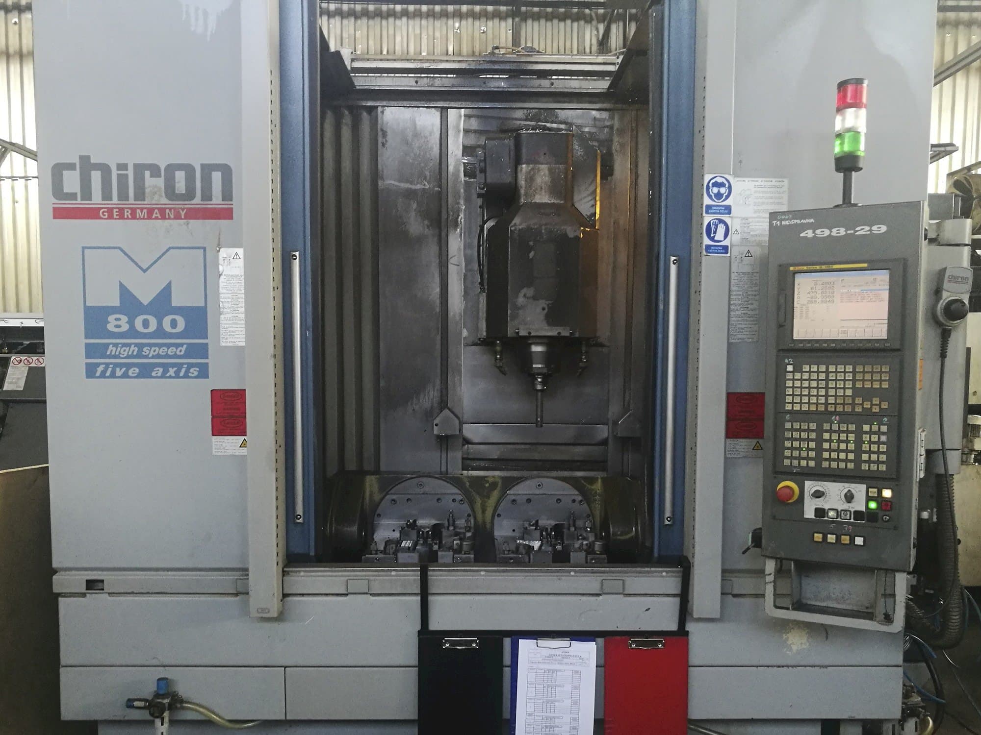 Widok z przodu maszyny CHIRON MILL 800