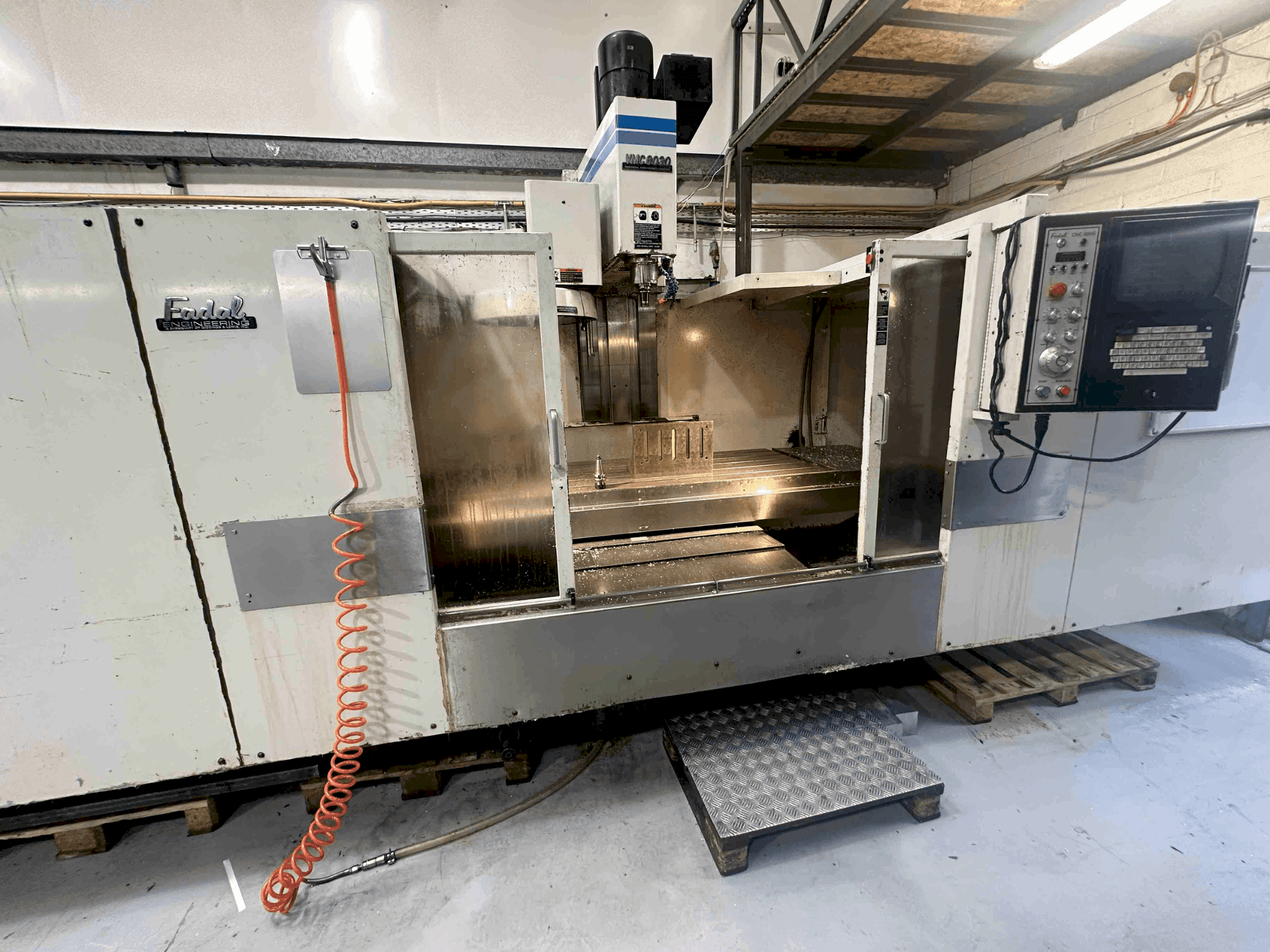 Widok z przodu maszyny FADAL VMC8030HT