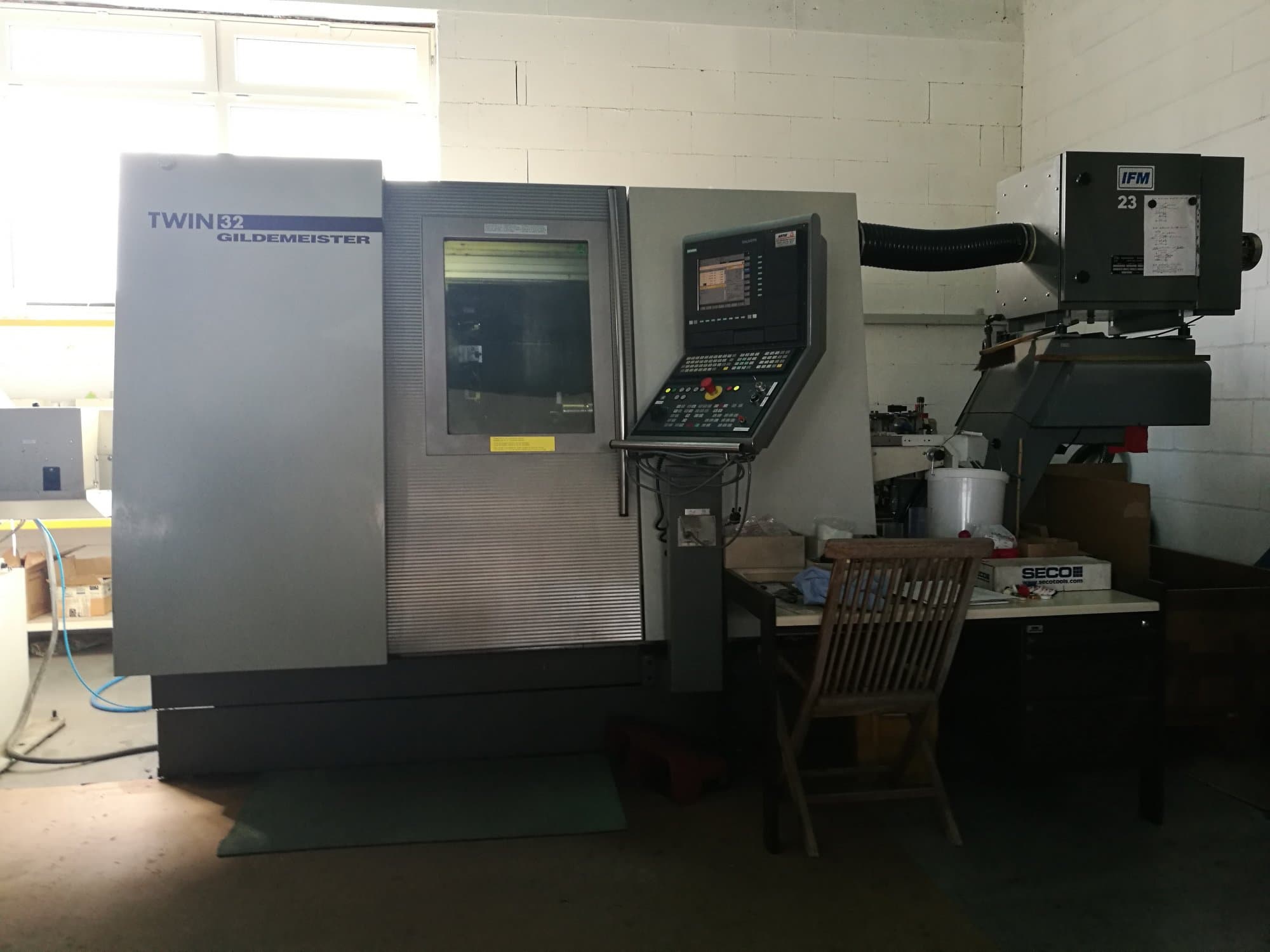 Widok z przodu 2 maszyny Gildemeister TWIN 32