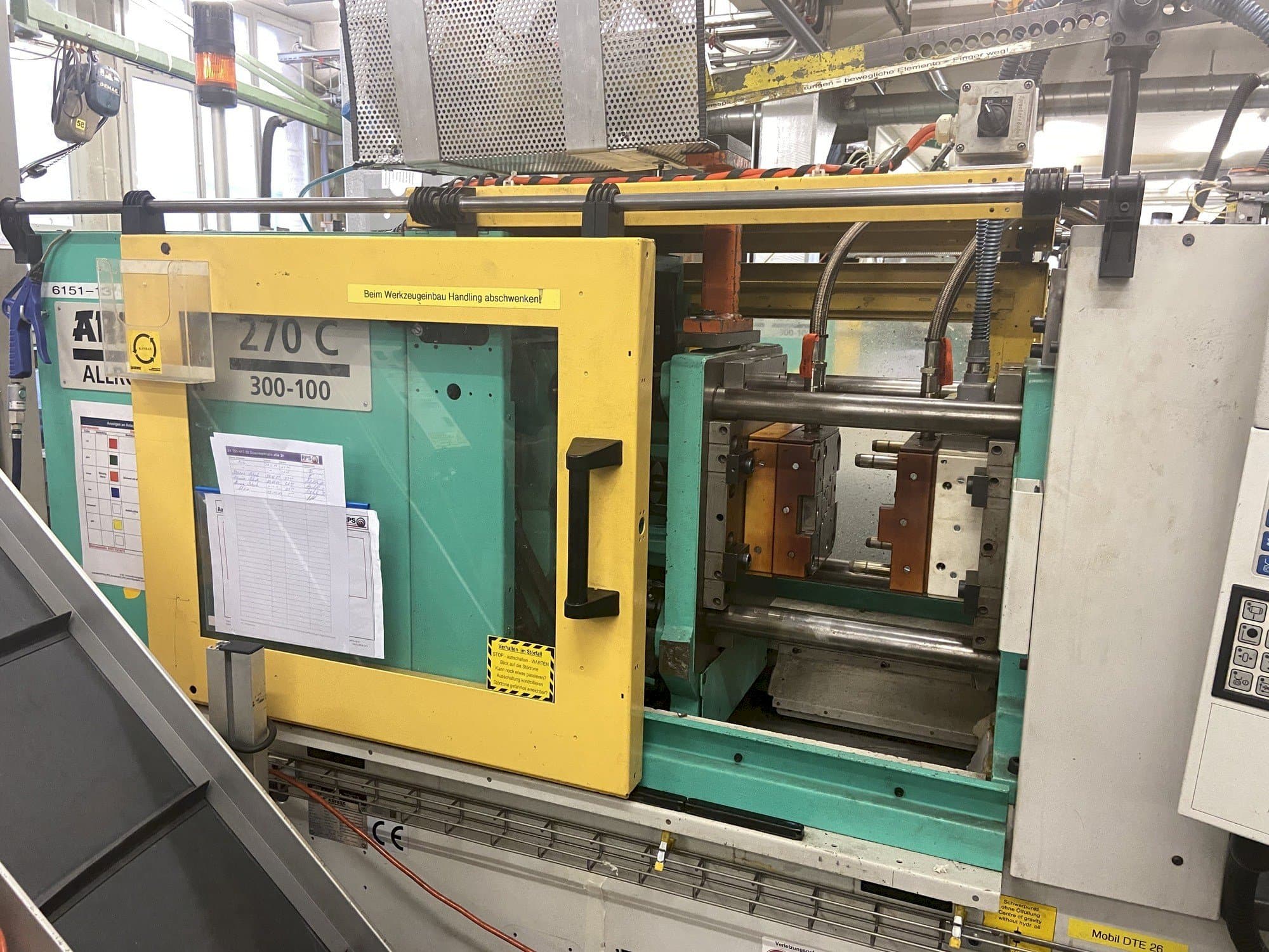 Widok z przodu maszyny Arburg 270 C 300-100