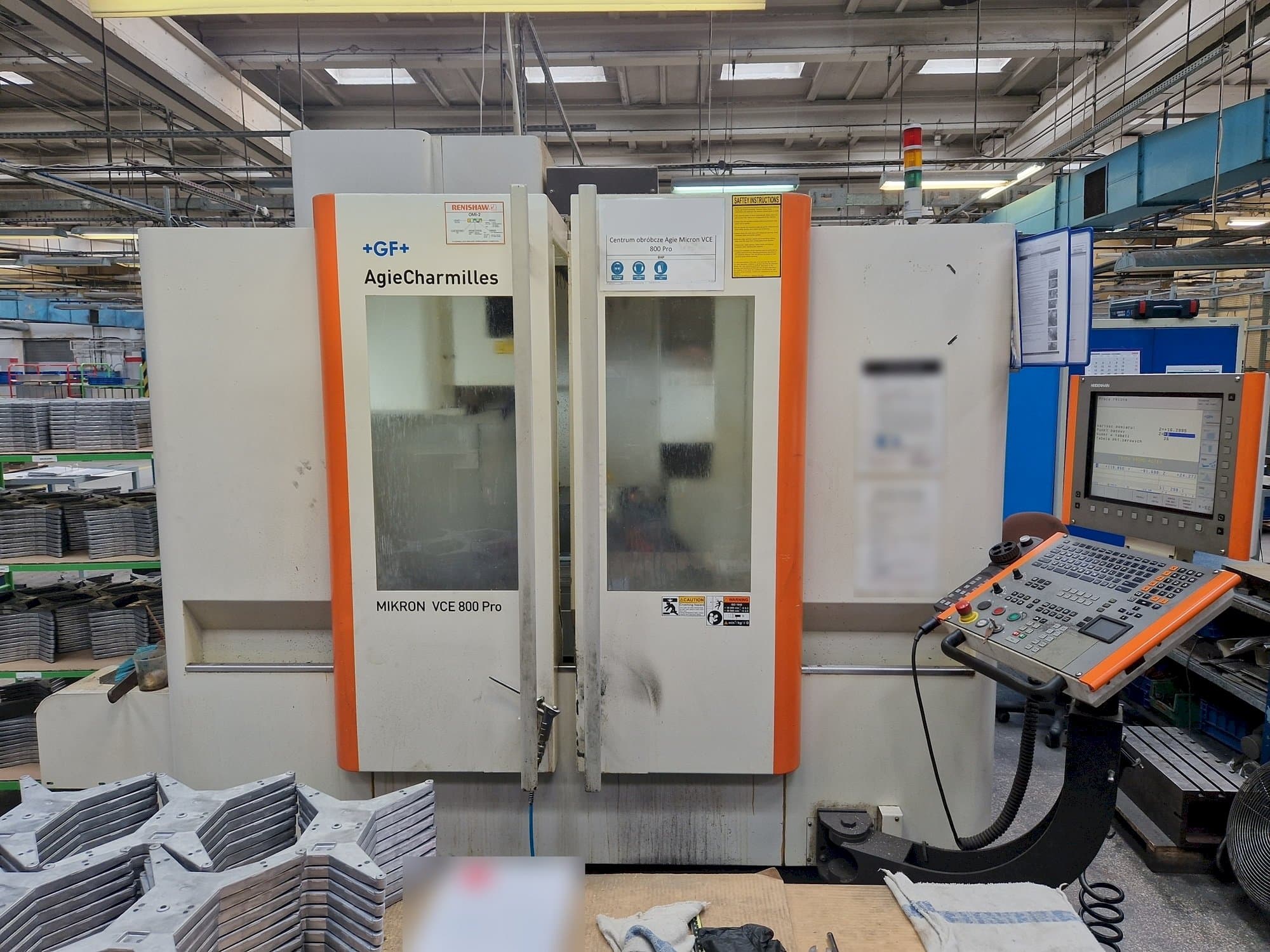 Widok z przodu maszyny AgieCharmilles MIKRON VCE 800 PRO