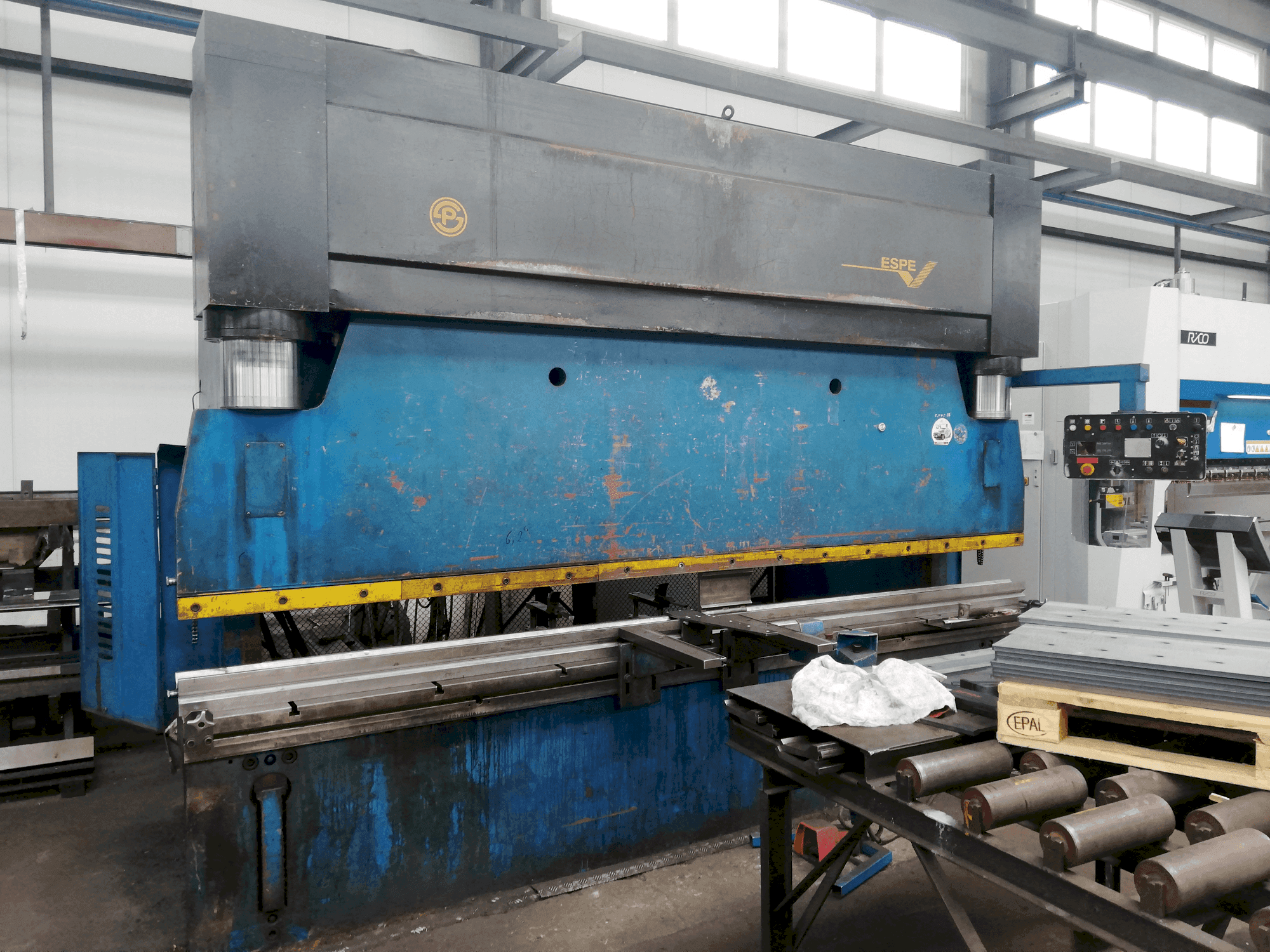 Widok z przodu maszyny ESPE CTO 250/4000N