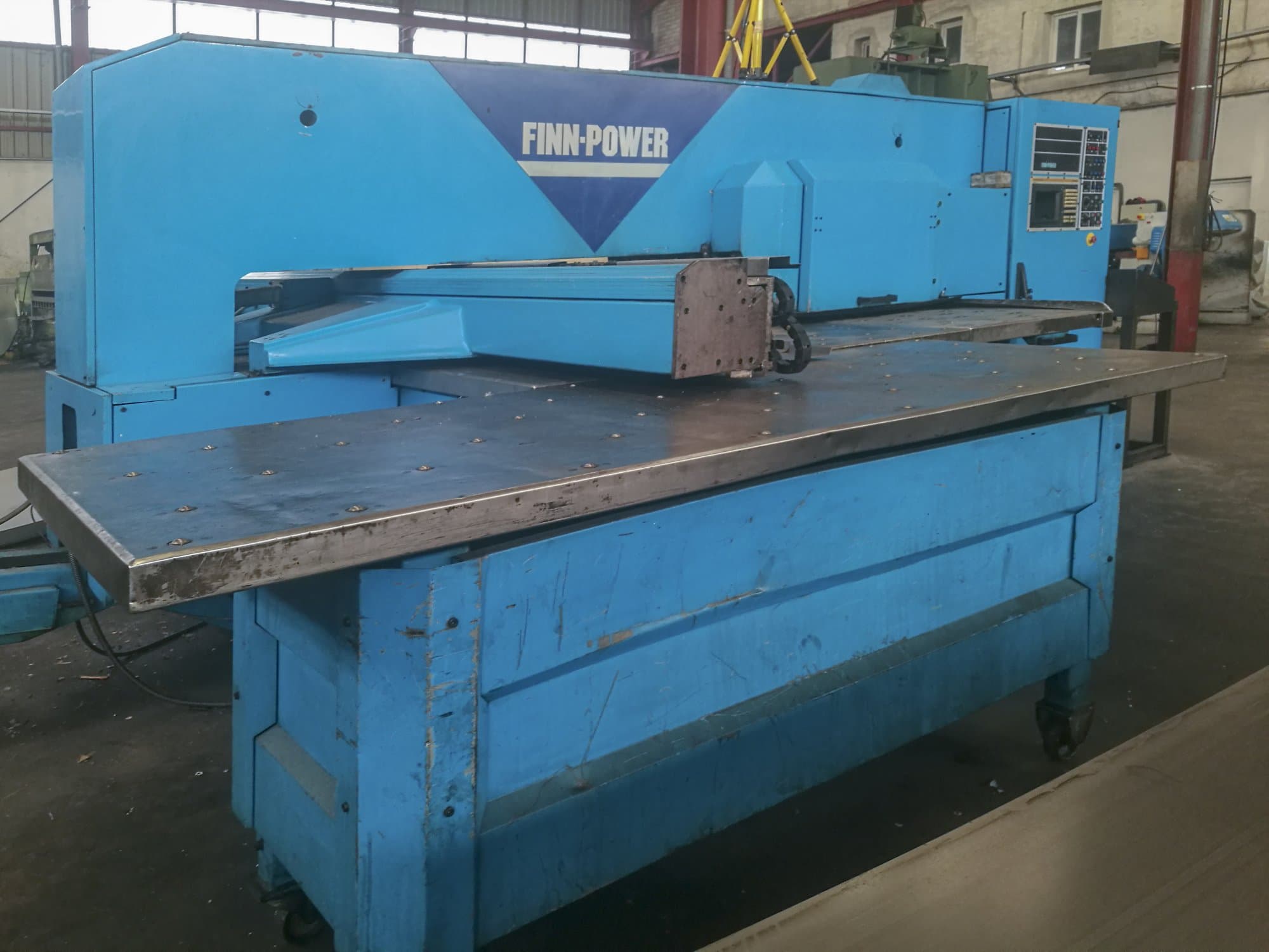 Widok z lewej maszyny Finn-Power TP 2020