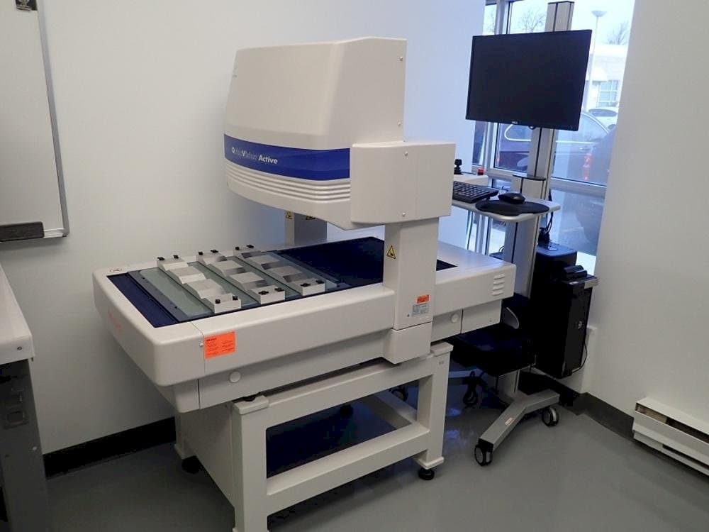 Widok z przodu maszyny Mitutoyo QV-L404Z1L-D