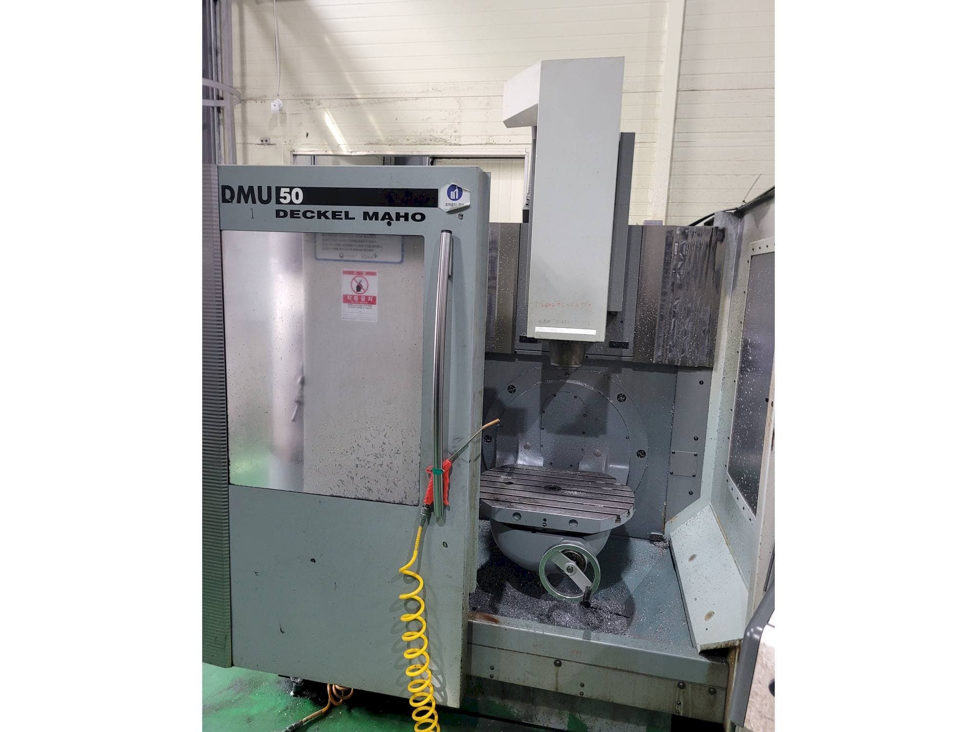 Widok z przodu maszyny DECKEL MAHO DMU 50