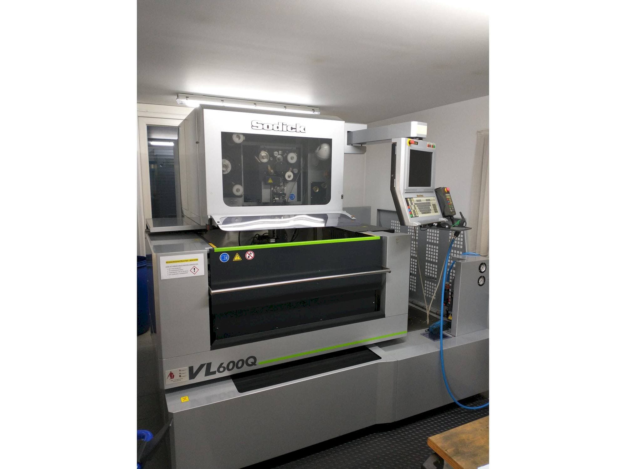 Widok z przodu maszyny Sodick VL600Q