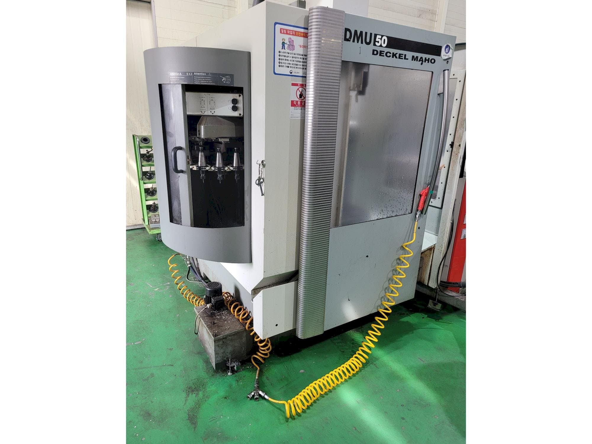 Widok z przodu maszyny DECKEL MAHO DMU 50