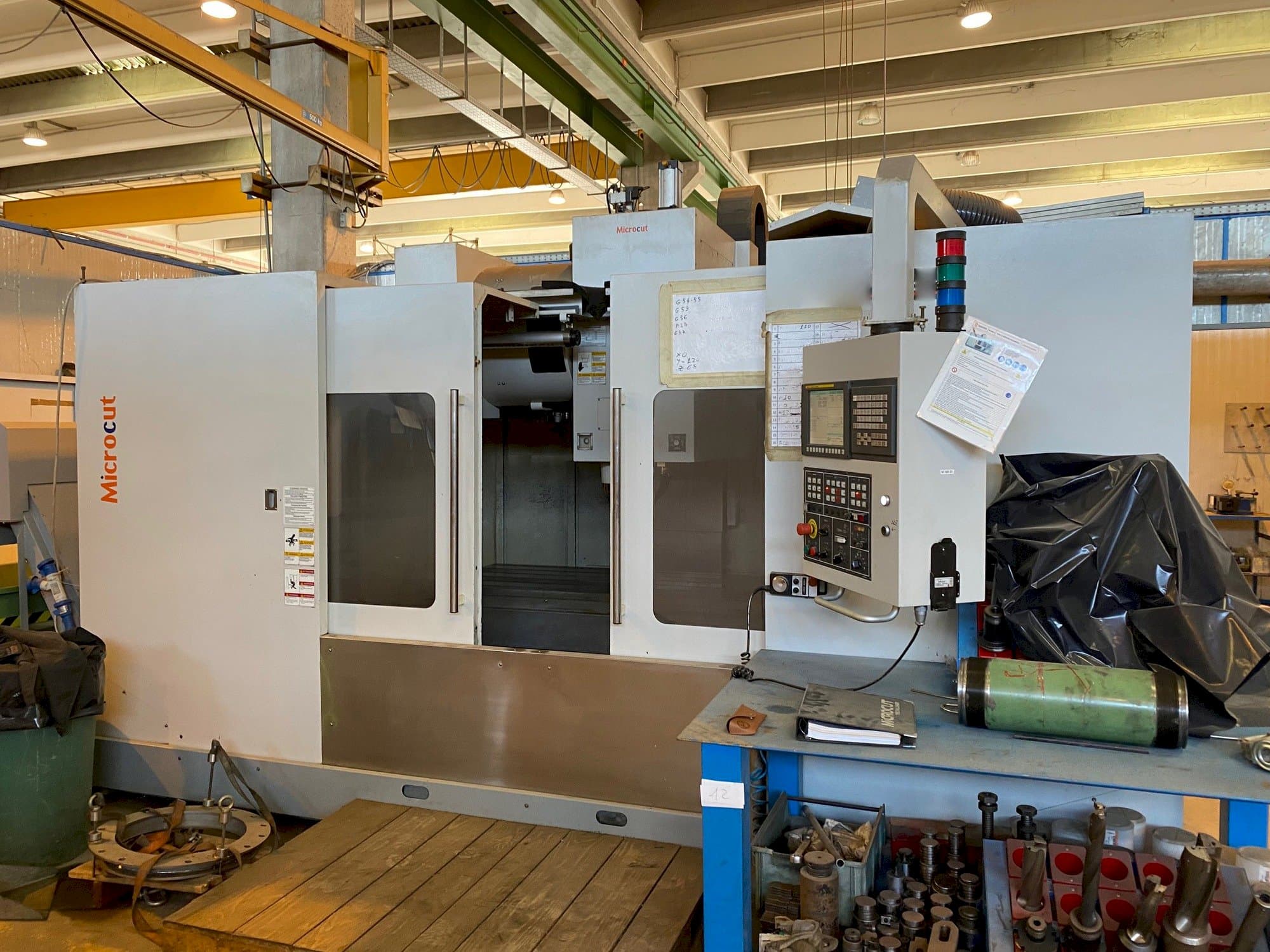 Widok z przodu maszyny MICROCUT VMC-1600F