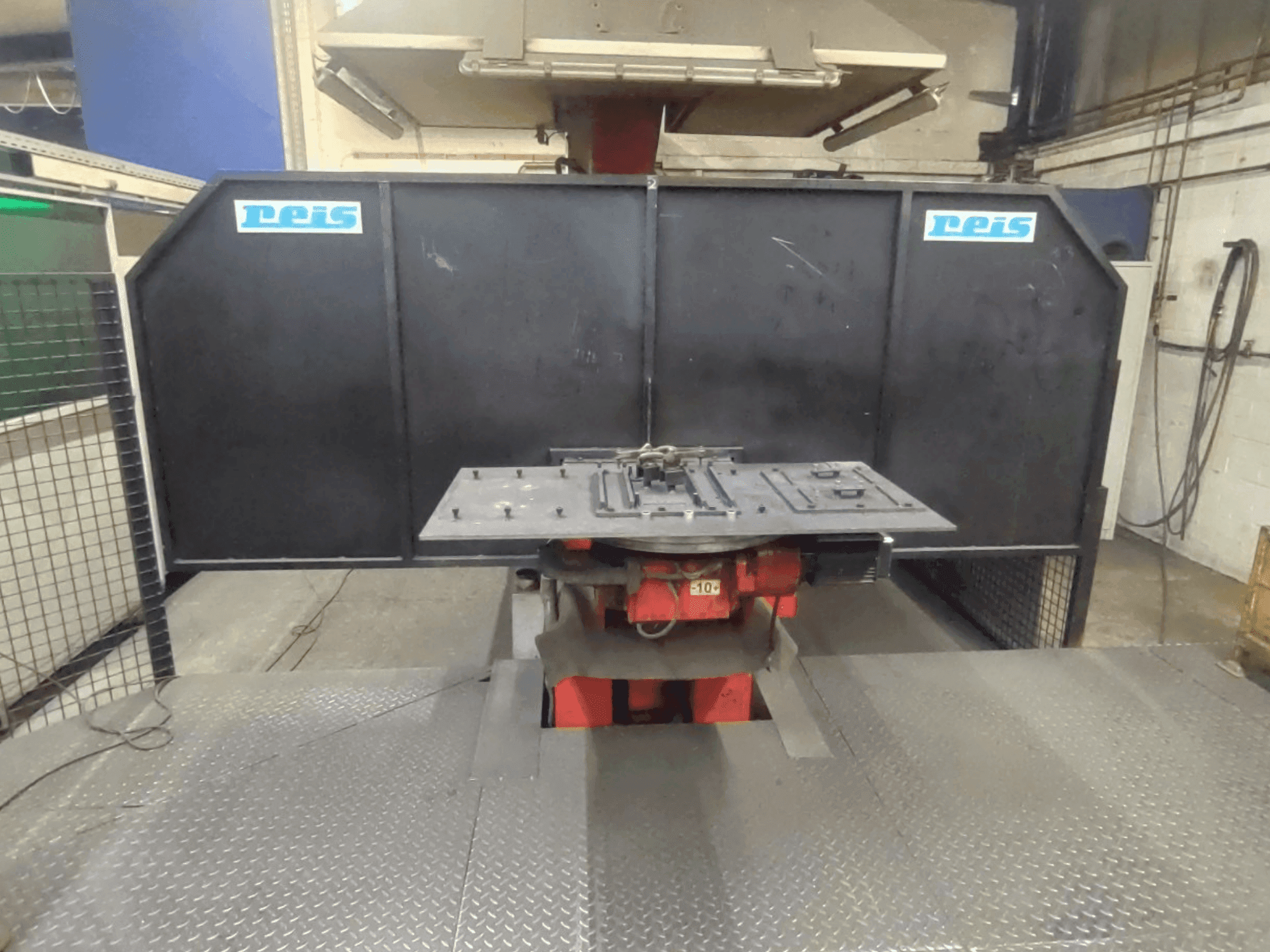 Widok z przodu maszyny Reis Robotics Robot System - RDT 40 / SRV 6 / RDT 40