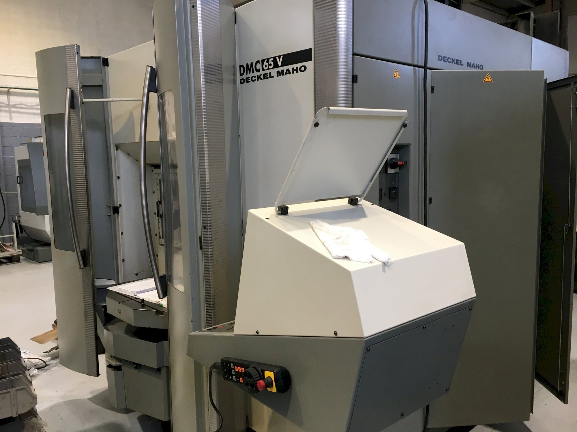 Widok z przodu maszyny DECKEL MAHO DMC 65V