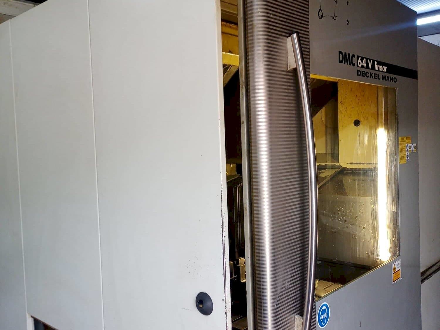 Widok z przodu maszyny DECKEL MAHO 64v Linear