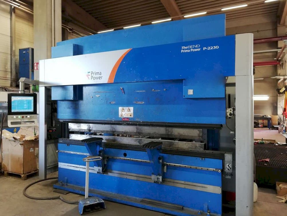 Widok z prawej maszyny Prima Power P-2230