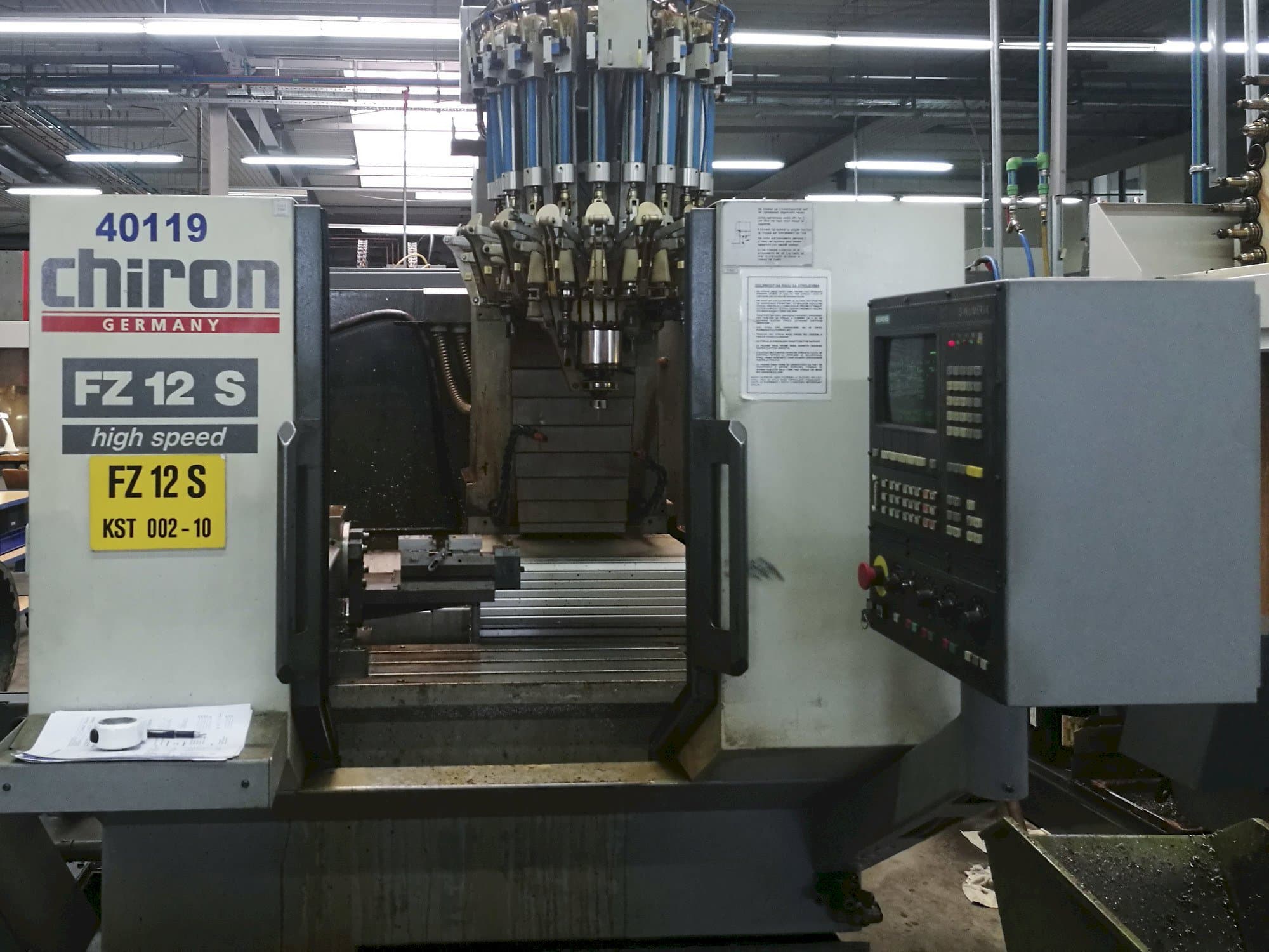 Widok z przodu maszyny CHIRON FZ 12 S