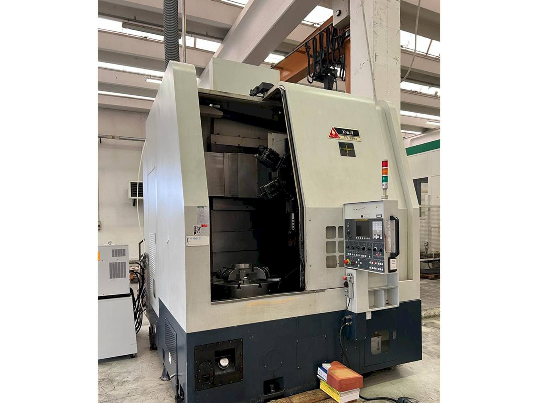 Widok z przodu maszyny YOU JI YV-800A