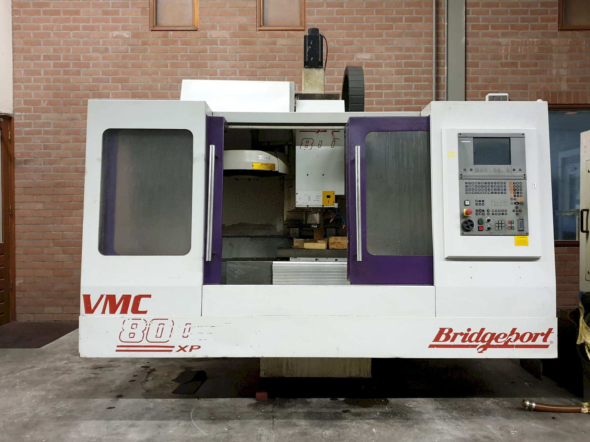 Widok z przodu maszyny Bridgeport VMC 800 22
