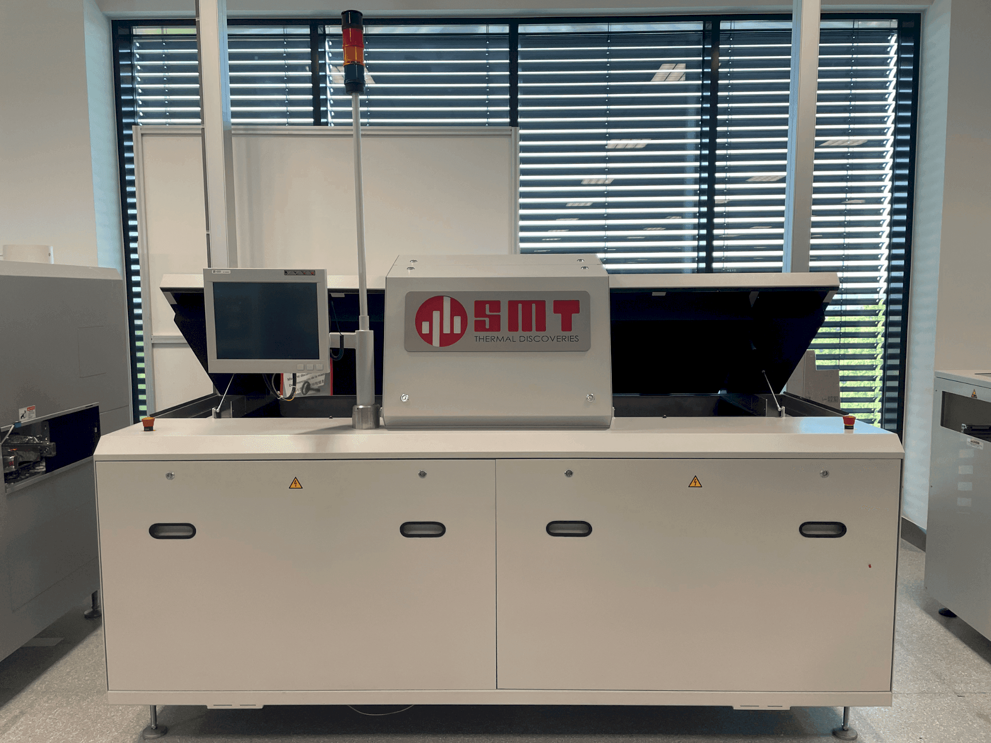 Widok z przodu maszyny SMT UV 3/-3