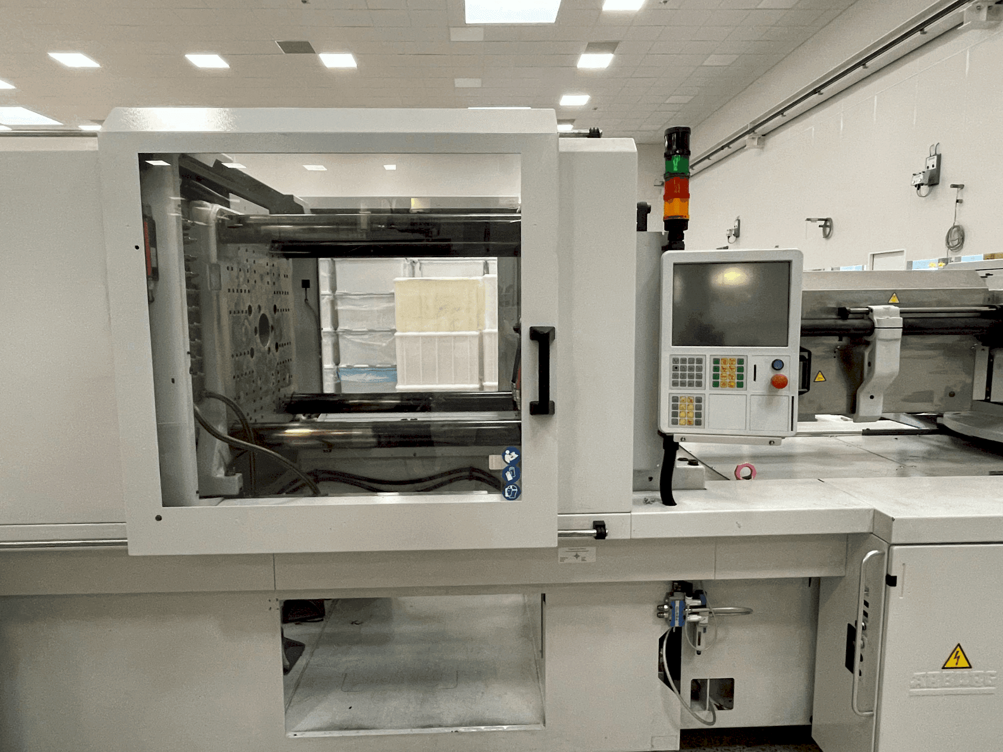 Widok z przodu maszyny Arburg Allrounder 570 H 2000-1300