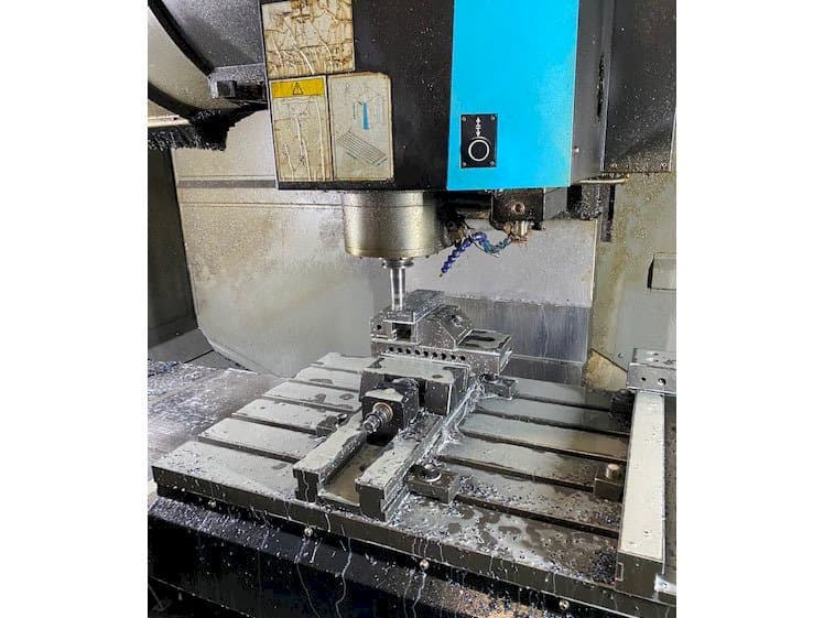 Widok z przodu maszyny Hurco VMX42i