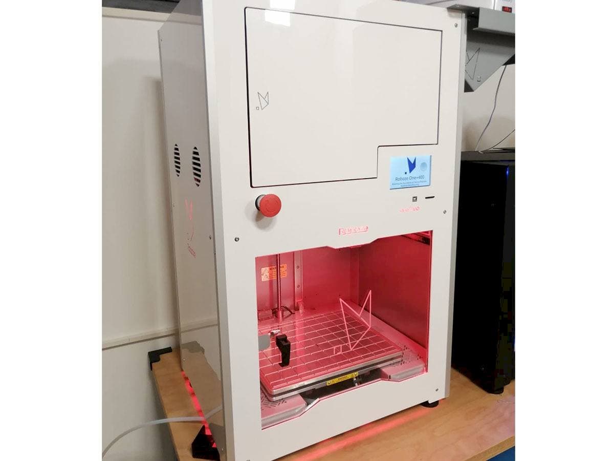 Widok z przodu maszyny Roboze One Plus 400