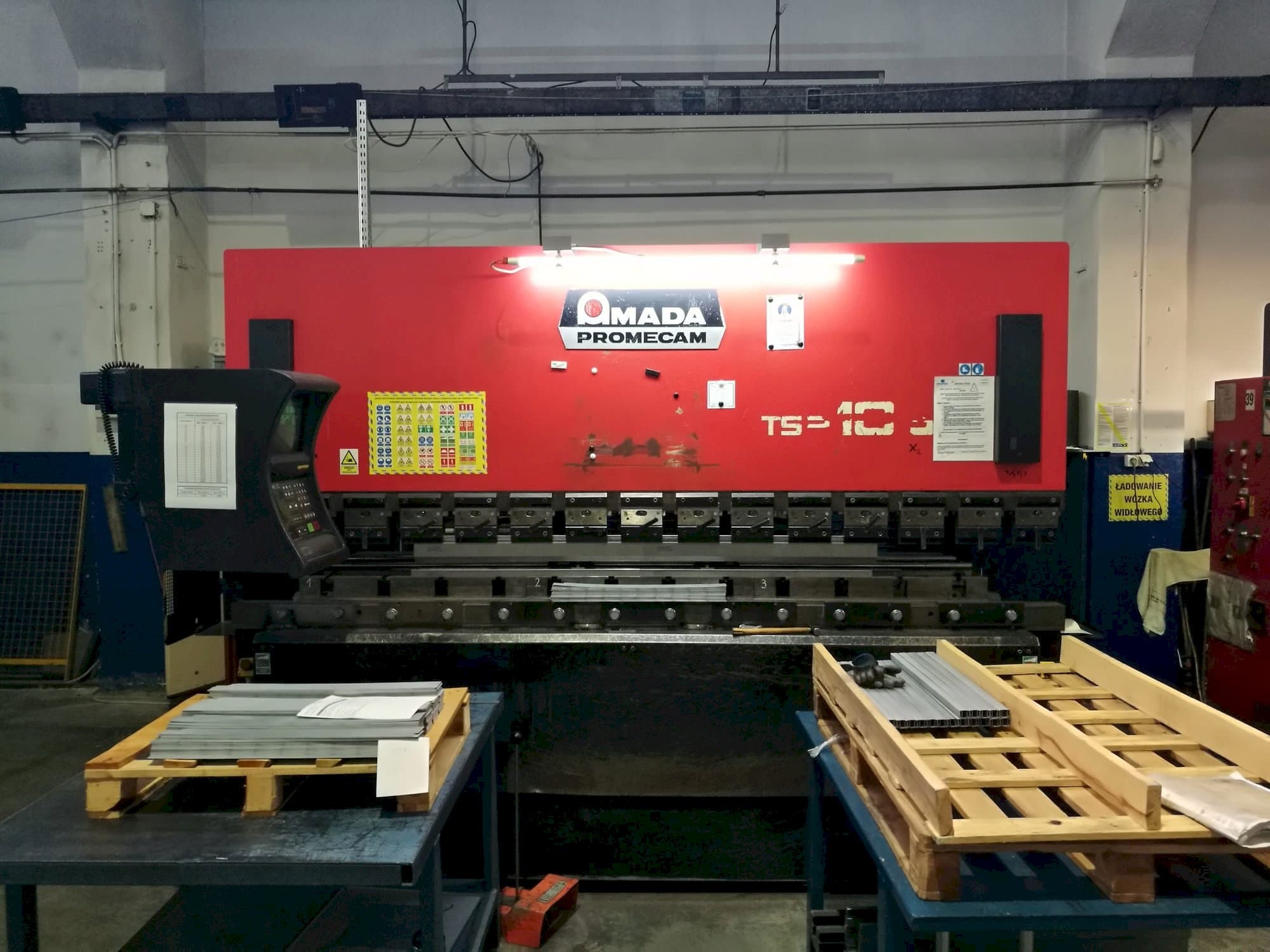 Widok z przodu maszyny AMADA ITS2