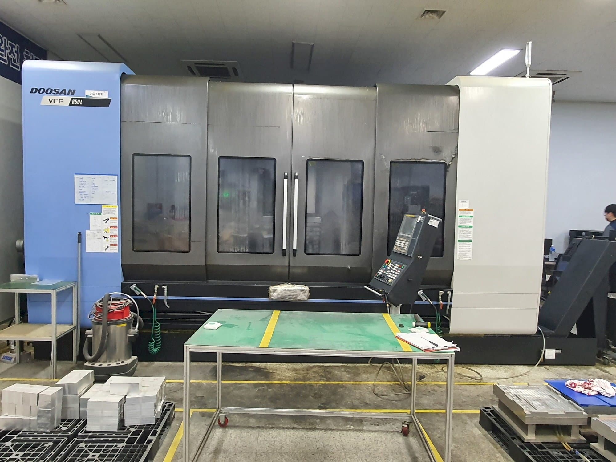 Widok z przodu maszyny Doosan VCF850L