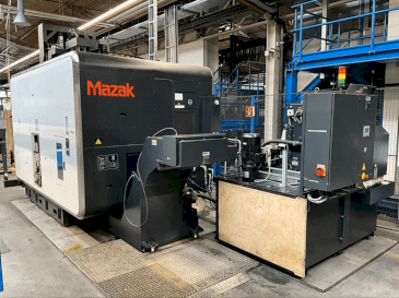 Widok z przodu maszyny Mazak VARIAXIS i-700