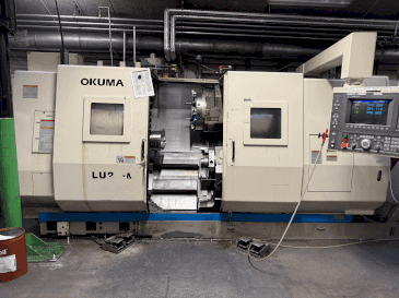 Widok z przodu maszyny Okuma LU2-M