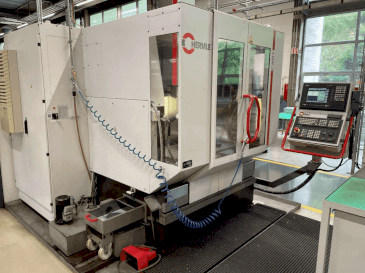 Widok z przodu maszyny HERMLE C800V