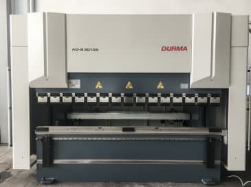 Widok z przodu maszyny Durma AD-S 30135
