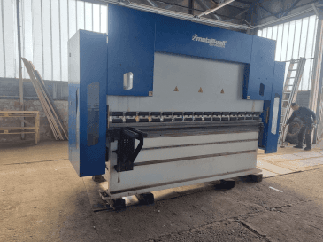 Widok z przodu maszyny Metallkraft  GBP 31175