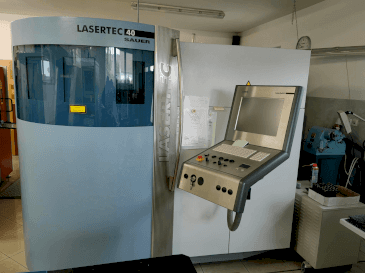 Widok z przodu maszyny DMG SAUER LASERTEC 40  (2008)