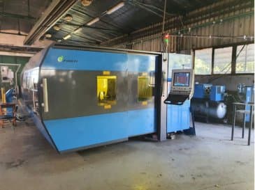 Widok z przodu maszyny Prima Power Platino Fiber