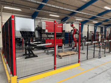 Widok z przodu maszyny AMADA HFE3i 1003 8 axes L