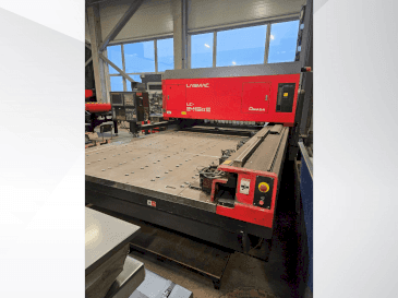Widok z przodu maszyny AMADA LC 2415 A3