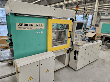Widok z przodu maszyny Arburg 320 C 500-100 + Multilift H with B-Axis