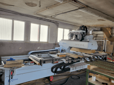 Widok z przodu maszyny Weeke Optimat BP145