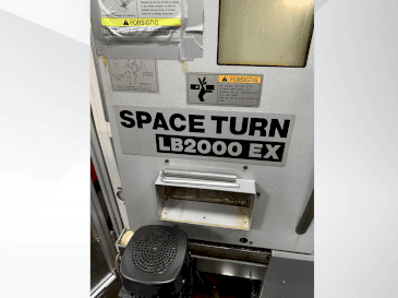 Widok z przodu maszyny Okuma Space Turn LB2000 EX