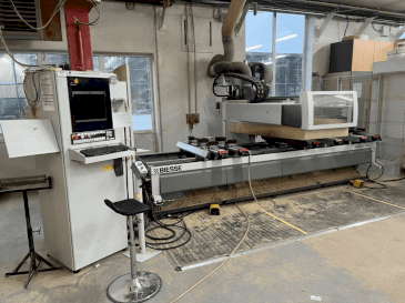 Widok z przodu maszyny BIESSE ROVER A