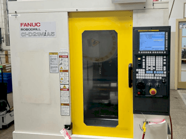 Widok z przodu maszyny FANUC Robodrill D21MiA5