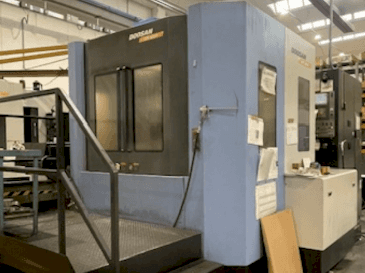 Widok z przodu maszyny DOOSAN HM 6300 (2009)