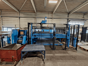 Widok z przodu maszyny Finn-Power C6 + Compact Express